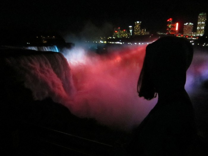 Niagara_falls_at_night